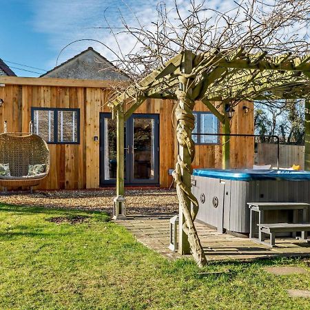 Wisteria View With Hottub & Cabin Sleeps 20 Chippenham  Exterior photo