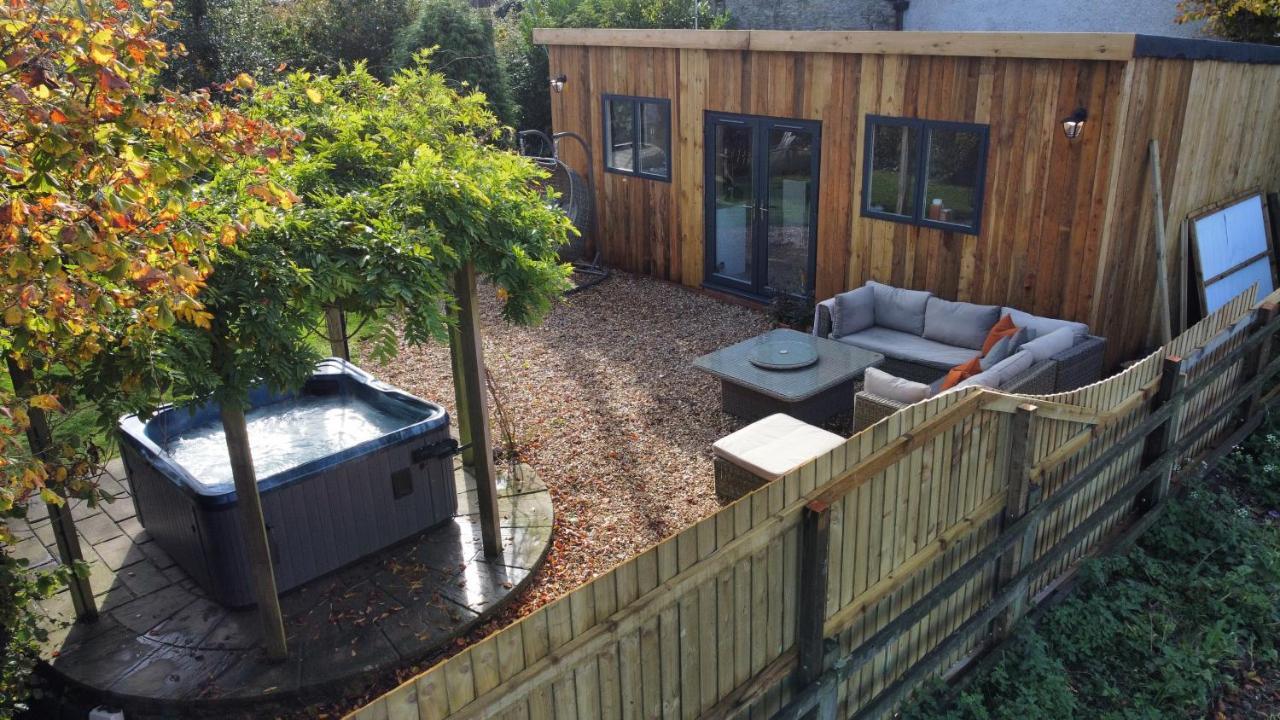 Wisteria View With Hottub & Cabin Sleeps 20 Chippenham  Exterior photo