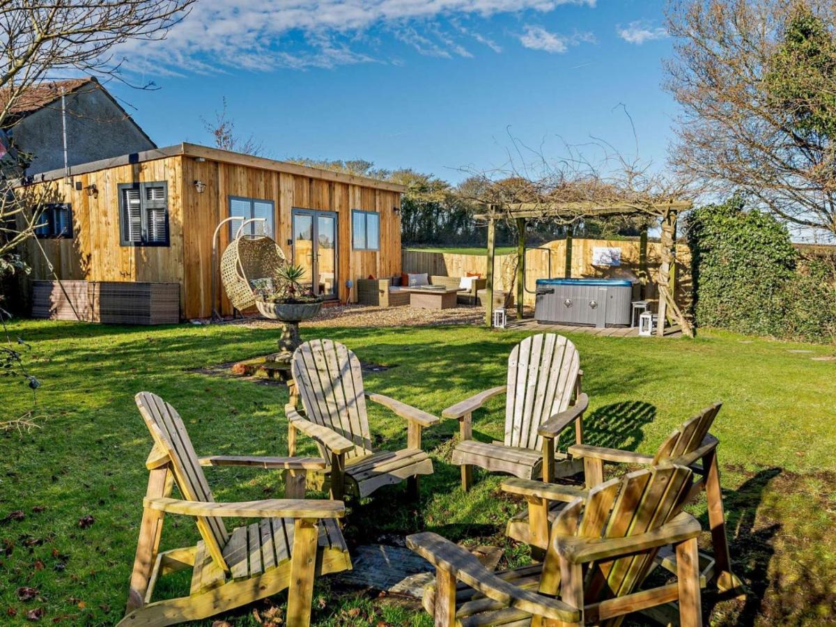 Wisteria View With Hottub & Cabin Sleeps 20 Chippenham  Exterior photo